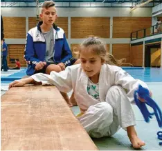  ?? Foto: Marc Schwalber ?? Mit großem Eifer waren die Jungen Judo-Kämpfer (im Bild Ella Sommer mit ihrem Trainer Alexander Ragulin) bei der Sache.