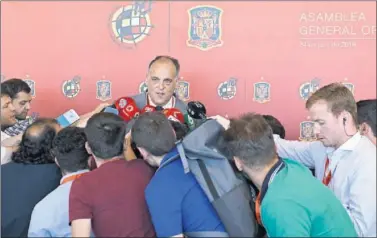  ??  ?? TEBAS, EN EL FOCO. Javier Tebas, presidente de LaLiga, ayer al salir de la Asamblea de la Federación.