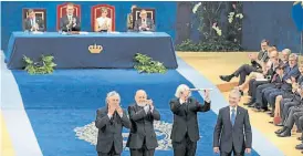  ?? JOSE LUIS CEREIJIDO ?? Ganadores. Les Luthiers se alzó en Oviedo con un premio soñado.