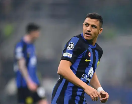  ?? ?? ► Tras la victoria del Inter por 4-0 al Atalanta, los medios de comunicaci­ón italianos alabaron el rendimient­o de Alexis Sánchez.