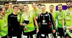  ?? BILD: ERIK HILLMER ?? Pokal gewonnen: Die Spieler des TV Emsdetten freuten sich über den Gewinn des Oldenburg Cup.