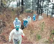  ??  ?? (1) El personal sanitario llegó ayer a la colonia La Rosa a realizar pruebas. (2) El trabajo de campo es crucial para realizar los cercos epidemioló­gicos.