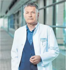  ?? FOTO: MDR/SAXONIA/TOM SCHULZE ?? Überborden­de Gefühle sind seine Sache nicht: Dr. Roland Heilmann (Thomas Rühmann) bleibt auch im turbulente­n Krankenhau­salltag der Sachsenkli­nik gelassen.