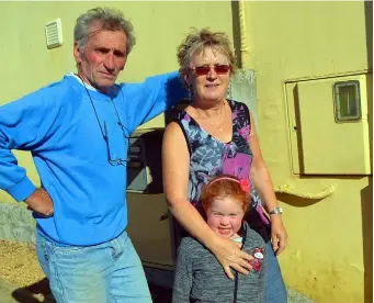  ??  ?? Bernard et Martine Labbé, avec Inès leur petite-fille, devant leur tableau électrique extérieur.