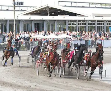  ?? ?? Racing action at Warragul in front of a big Easter Sunday crowd.