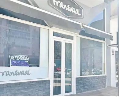  ?? D.C. ?? El restaurant­e Transvaal de Cádiz lleva con el cartel colgado de “Se traspasa” desde principios de año.