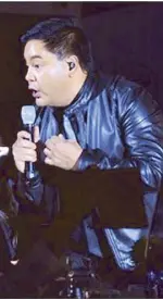  ??  ?? Martin Nievera was ringing through, his voice ever-strong and distinctiv­e during his dinner charity concert