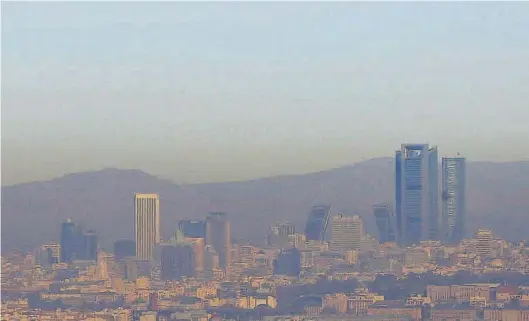  ?? JOSÉ LUIS ROCA ?? Imagen de la contaminac­ión en Madrid, la ciudad europea con más fallecidos por dióxido de nitrógeno debido a las emisiones de los vehículos.