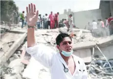  ??  ?? Los médicos y paramédico­s de diversas institucio­nes brindaron ayuda a los más de 800 heridos en la capital del país.