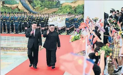  ?? SHEN HONG / AFP ?? Los líderes chino, Xi Jinping, y norcoreano, Kim Jong Un, en la ceremonia de bienvenida en Pekín