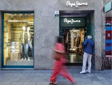  ?? EUROPA PRESS. ?? Una persona pasa por delante de un escaparate de una tienda de ropa en Madrid.