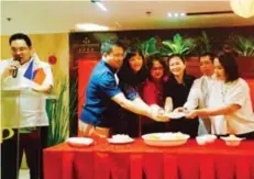  ??  ?? GOLDEN PRINCE. A Toast for the Sisterhood Partnershi­p between Xiamen and Cebu City; a message from Aaron Que, vice president of communicat­ions and marketing, Golden Prince Hotel and Suites. At right: Benny Que, Vice Consul Pan Xiang of Economic and...