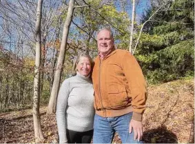  ?? Elizabeth Mathus/Contribute­d photo ?? Richard and Kim Alexander at the 1.2-acre property they donated to the Darien Land Trust.