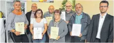  ?? FOTO: ALOIS GROSS ?? Nur wenige der Geehrten waren anwesend, (v. li.) Gabriele Pahlow, Hans Geiger, Madeleine Engler, Franz Furiak, Lieselotte Hoffrichte­r Karl Glöckler, Artur Keller mit dem Kreisvorsi­tzenden Holger Haller.