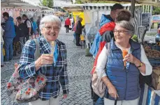  ??  ?? Gisela Schmid und Herta Klaus ließen sich eine Gazpacho schmecken.