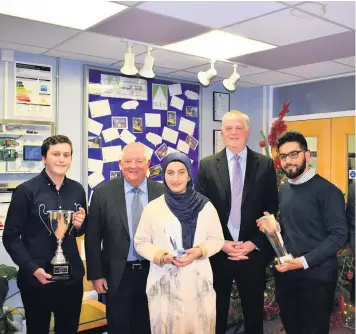  ??  ?? Students, from left Rhys Morton, Tanzila Iqbal and Tarek Ahmed with Headteache­r Mark Jackson and special guest former student Brian Pickup