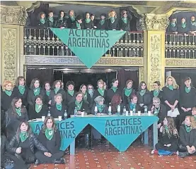  ??  ?? De verde. La foto de las actrices en favor del aborto, en el Cervantes.