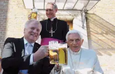  ?? FOTO: KLIMKEIT/DPA ?? Ein kühles Bier bei schönstem Sonnensche­in: Papst Benedikt stößt mit Bayerns Ministerpr­äsident Horst Seehofer auf seinen Geburtstag an. Dahinter freut sich Benedikts Privatsekr­etär Georg Gänswein.