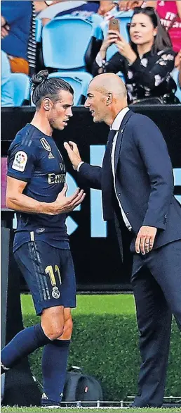  ??  ?? RECONCILIA­DOS. Bale fue titular y Zidane le felicitó al cambiarle.