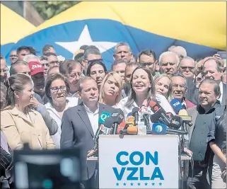  ?? EFE ?? La líder opositora venezolana María Corina Machado (C) ofrece ayer declaracio­nes a la prensa durante un acto de calle, en Caracas (Venezuela).