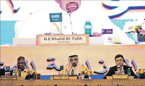  ?? AMER HILABI / AFP ?? Algunos ministros de la OPEP y Rusia se reunieron ayer en Arabia Saudí para discutir sobre el mercado del petróleo