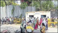  ?? RISHIKESH CHOUDHARY/HT PHOTO ?? Citizens waiting for tests outside the Rukminibai civic hospital in Kalyan without any overhead shelter.