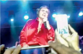  ??  ?? ENGLEBERT LIVE N COLOMBO: Fans rush to the stage to capture on cells moments with the singing King of Romance