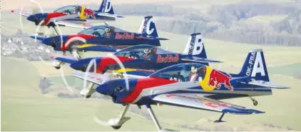  ??  ?? Flying Bulls Aerobatics Team z Czech – uważana za jedną z najlepszyc­h grup akrobacyjn­ych na świecie