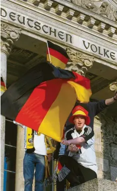  ?? Foto: Tim Brakemeier, dpa ?? Vom Sommermärc­hen 2006 zum Aufstieg der AfD? Czollek sieht das so. Die Fans feierten in Schwarz-Rot-Gold auch vor dem Reichstag.