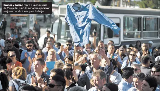  ?? MAXI FAILLA ?? Bronca y dolor. Frente a la comisaría de Virrey del Pino, los choferes pidieron mejores condicione­s para trabajar.