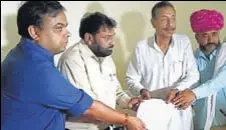  ?? HT PHOTO ?? Government officials hand over the letter to MLA Vishwendra Singh and Jat leaders in Bharatpur.