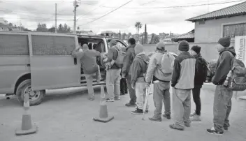  ??  ?? Todos los días camionetas naranja recogen a los deportados en el albergue San Juan Bosco para llevarlos al comedor Iniciativa Kino para la Frontera y de ahí a las oficinas del Grupo Beta del Instituto Nacional del Migrante.