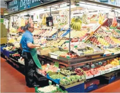  ?? ARCHIVO ?? Puesto de frutas y verduras en un mercado.