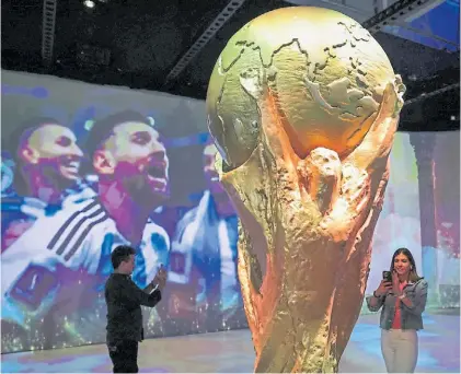  ?? ?? Se mira y se toca. El momento cumbre de la carrera de Messi, cuando se consagró campeón en Qatar 2022.