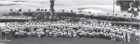  ?? ?? PARTICIPAN­TS in the fund-raising golf tournament pose for a class picture.