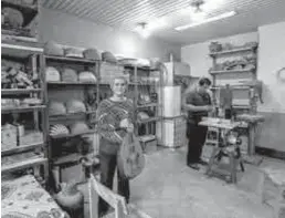  ??  ?? La luthière iranienne Fatemeh Moussavi dans son atelier de fabricatio­n de ouds dans la capitale Téhéran