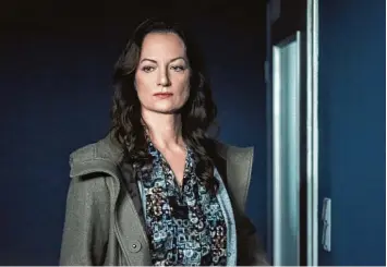  ?? Foto: Marion von der Mehden, ARD, dpa ?? Natalia Wörner tritt in „Das Geheimnis der Schwestern“als umworbene Kommissari­n auf. Der Film ist Teil der ZDF Reihe „Unter anderen Umständen“.