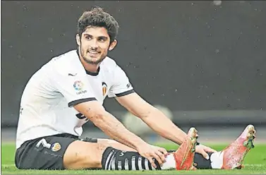  ??  ?? Gonçalo Guedes, en una imagen de archivo con el Valencia.