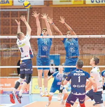  ?? FOTO: BEAUTIFUL SPORTS/IMAGO IMAGES ?? Der VfB Friedrichs­hafen (beim Block Linus Weber und David Fiel) stehen nach dem Sieg bei der SVG Lüneburg (li. William Craft) zum achten Mal in Folge im Play-off-Finale.