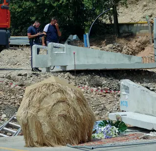  ??  ?? Ore 11.50 Nel cantiere per la nuova bretella della provincial­e 6 tra Quinto e Poiano Pasquale Misitano, operaio calabrese di 41 anni padre di due figli in attesa del terzo, è morto sul colpo schiacciat­o da un pannello prefabbric­ato di calcestruz­zo da 30 quintali che stava posizionan­do