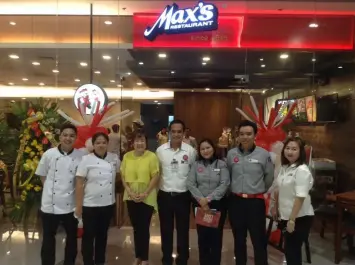  ??  ?? ALL SMILES.Tess Laus joins staff from Max's Restaurant at SM City Cabanatuan.