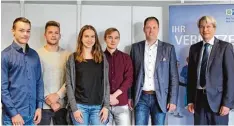  ?? Foto: F. Kluge ?? Mit einer App wollen sie die Arbeitsabl­äufe bei Premium Aerotec vereinfach­en: (von links) Stefan Kempter, Tobias Lindert, Katharina Einwich, Felix Gunzelmann mit Chris toph Stehncken von Premium Aerotec und Georg Muschik von der IHK.