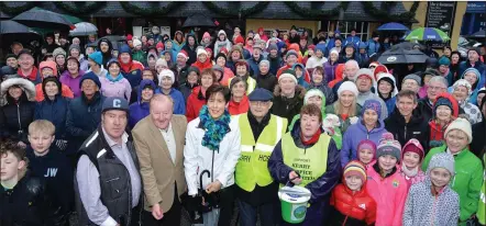  ?? Photo: John Cleary. ?? The Bill Kirby Memorial Walk in aid of the Kerry Hospice Foundation about to take place from the Brogue Inn on St Stephen’s Day, centre of picture Michael (Fox) O’Connor, organiser, the Mayor of Tralee Norma Foley and the chairman Kerry Hospice...