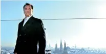  ?? ?? Arnold Schwarzene­gger poses for photos atop a hotel roof just outside the Kremlin in Moscow. (AFP)