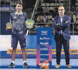  ?? WORLD PADEL TOUR ?? Juanlu Esbrí, con el trofeo también de mejor jugador del torneo en Alicante.