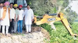 ?? HT PHOTO ?? Punjab irrigation minister Rana Gurjit Singh (left) inspecting the cleaning of Kanjli wetland that is part of Kali Bein rivulet, on Saturday.