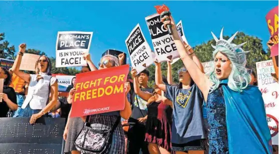  ?? SPENCER PLATT/AFP ?? Activistas se manifestar­on contra la intención del magnate de nombrar a Brett Kavanaugh como miembro del Poder Judicial estadunide­nse.