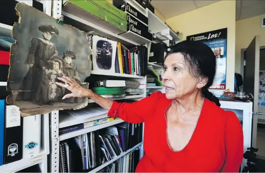  ?? JOHN MAHONEY ?? Alanis Obomsawin with a vintage family photo in her NFB office. In her youth, the singer came to see music, and later film, as an inherently political tool.