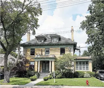  ?? JOHN RENNISON THE HAMILTON SPECTATOR ?? This grand home at 276 Aberdeen Ave. just listed for $2.2 million. “I think this house could be absolutely stunning,” says listing agent Zena Dalton.