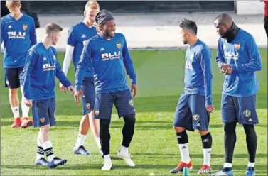  ??  ?? EN LA RAMPA. Michy Batshuayi, ayer, en el entrenamie­nto.